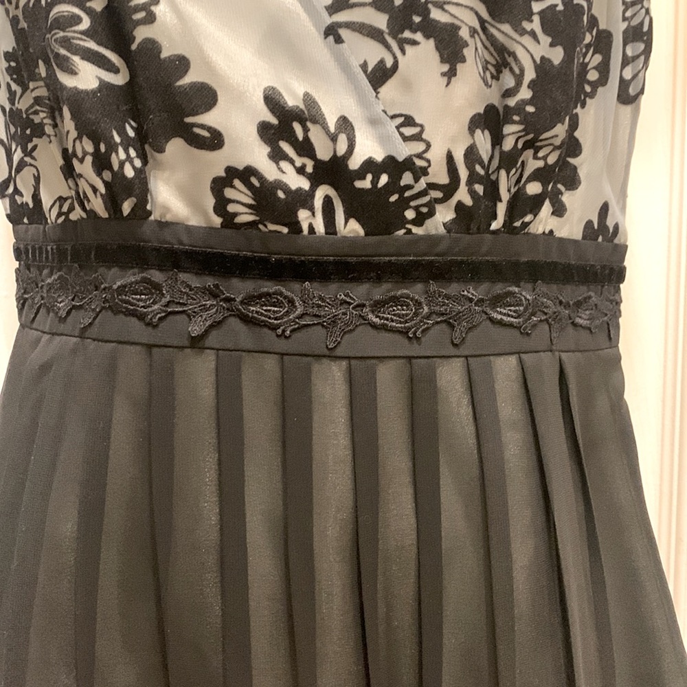Floral mesh pleated bottom blouse - Picture 4 of 8